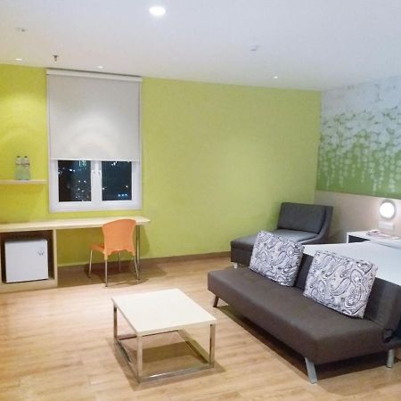 Zest Jemursari By Swiss-Belhotel International Surabaia Exterior foto