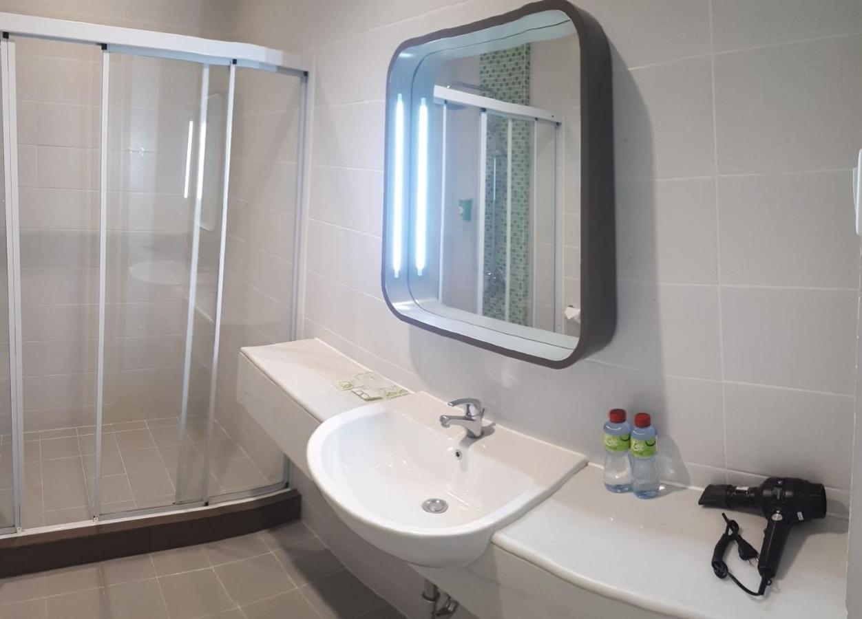 Zest Jemursari By Swiss-Belhotel International Surabaia Exterior foto