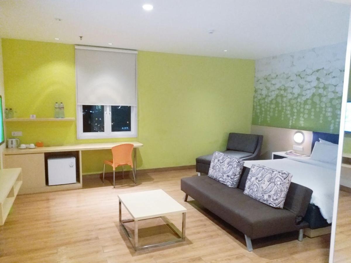 Zest Jemursari By Swiss-Belhotel International Surabaia Exterior foto