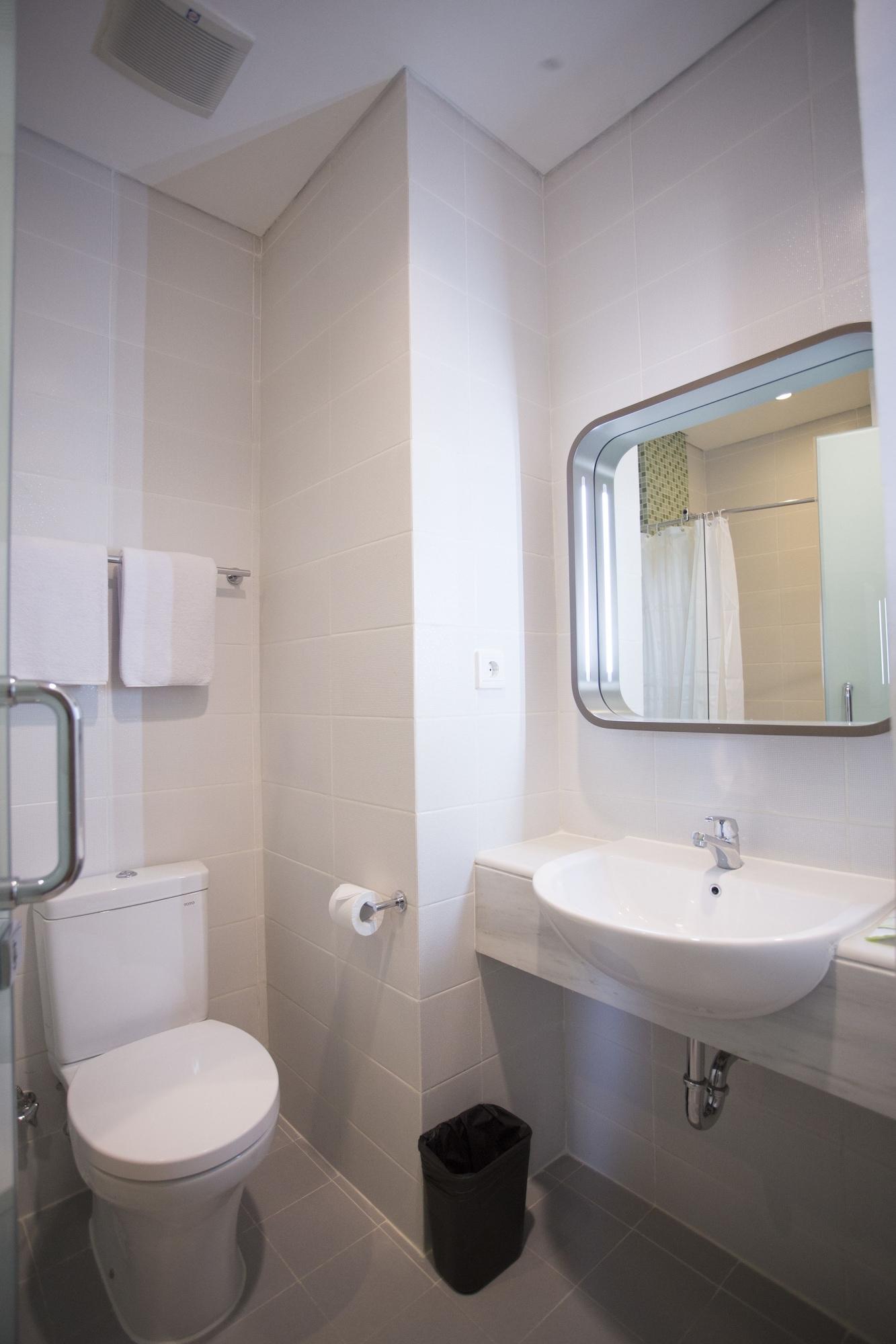 Zest Jemursari By Swiss-Belhotel International Surabaia Exterior foto