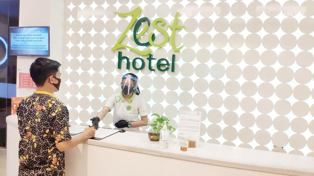 Zest Jemursari By Swiss-Belhotel International Surabaia Exterior foto