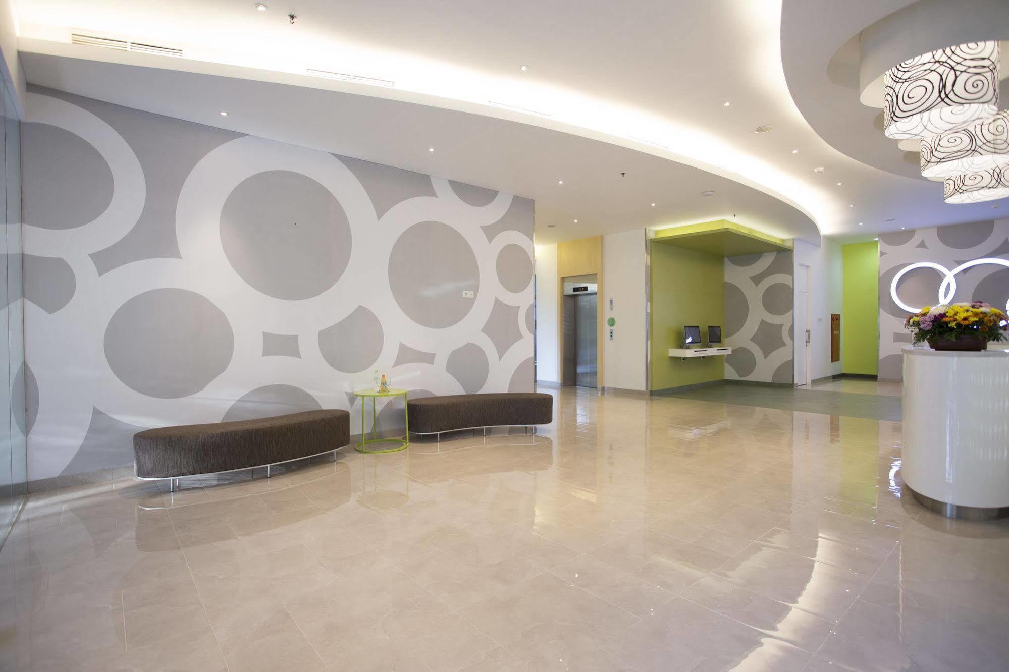 Zest Jemursari By Swiss-Belhotel International Surabaia Exterior foto