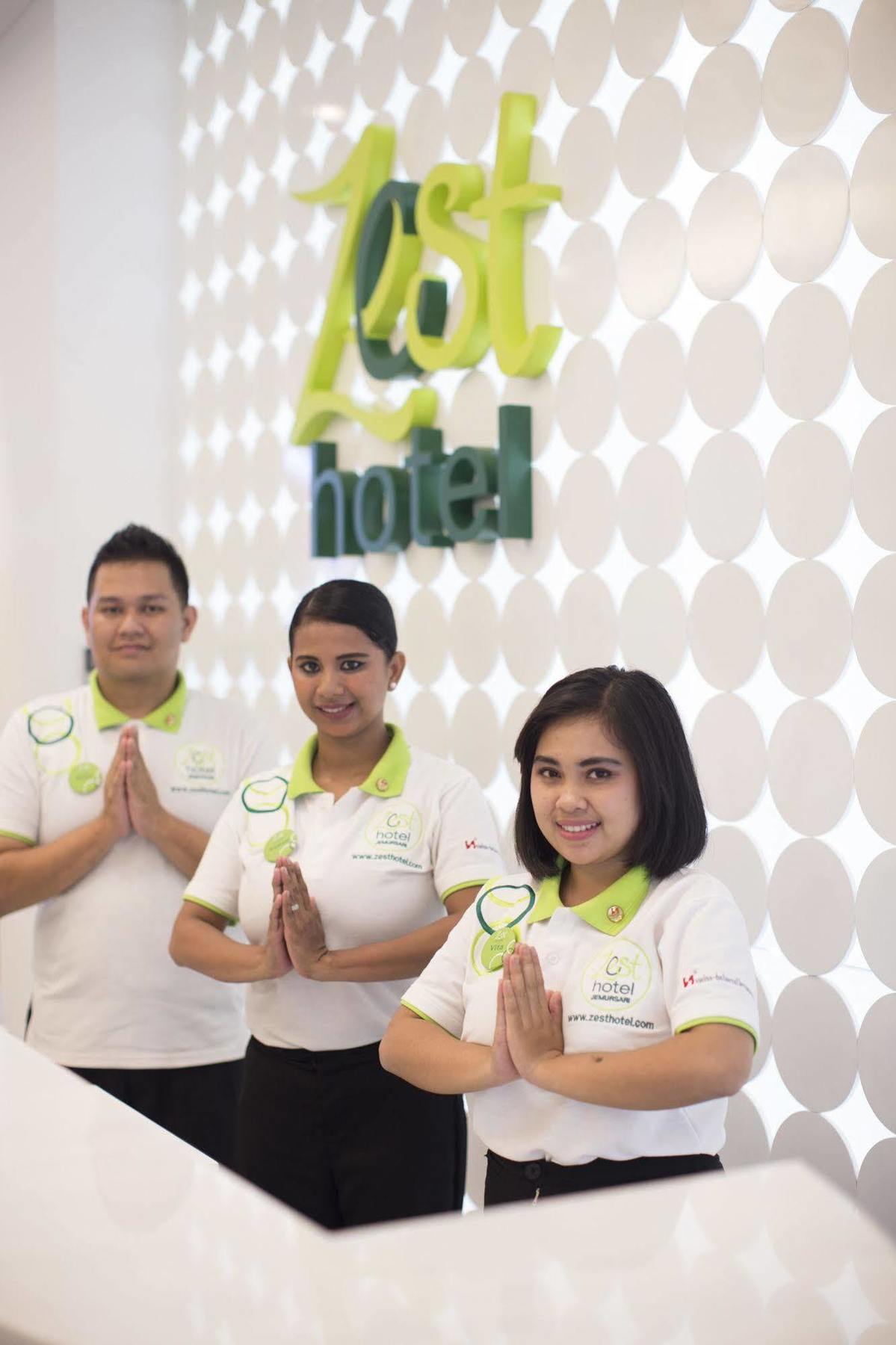 Zest Jemursari By Swiss-Belhotel International Surabaia Exterior foto