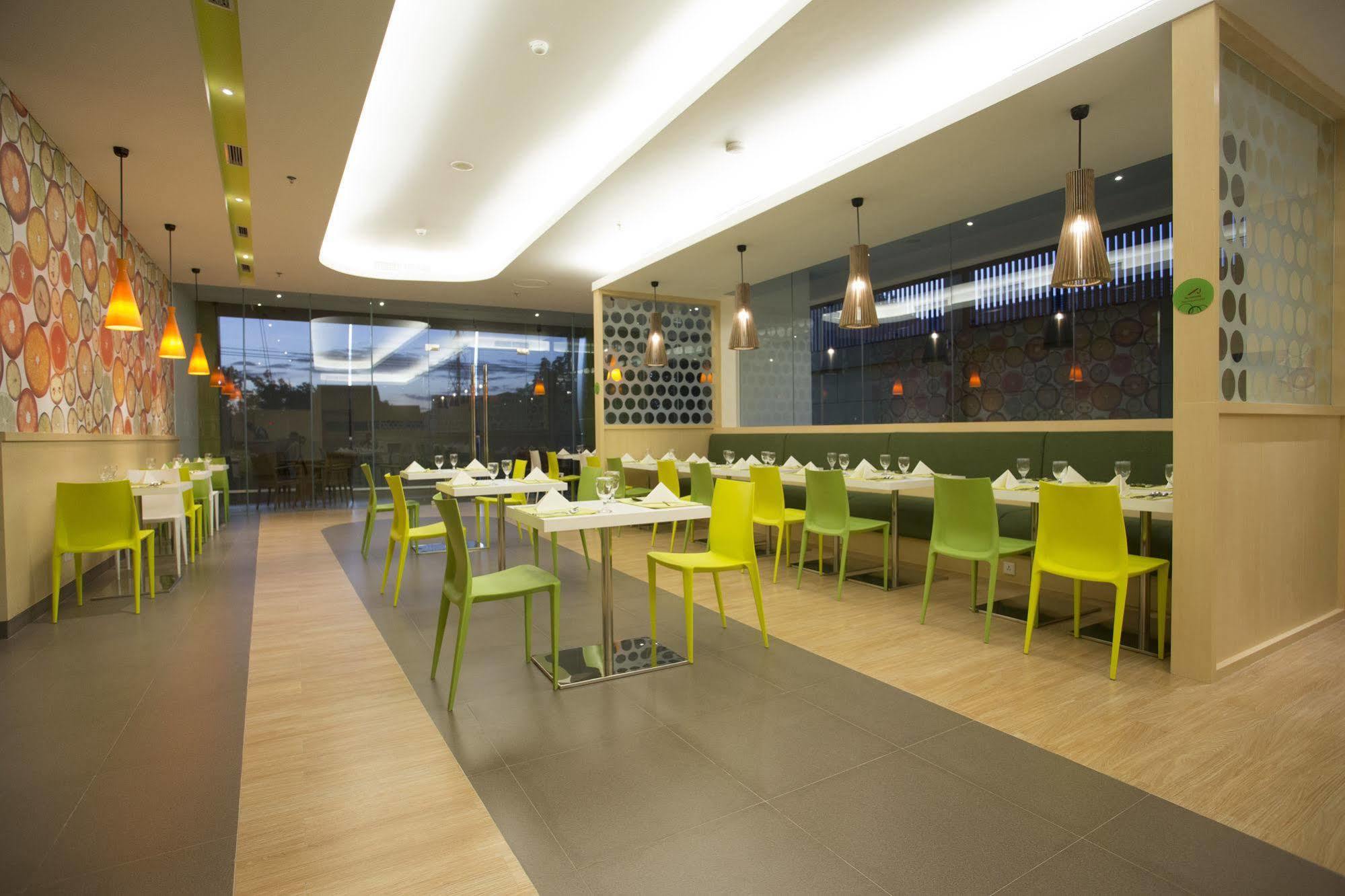Zest Jemursari By Swiss-Belhotel International Surabaia Exterior foto