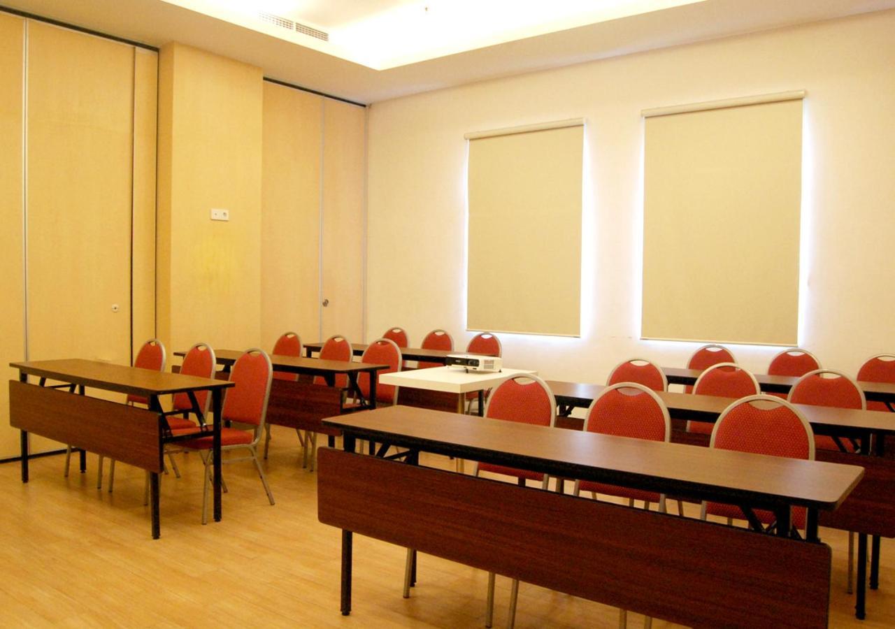 Zest Jemursari By Swiss-Belhotel International Surabaia Exterior foto